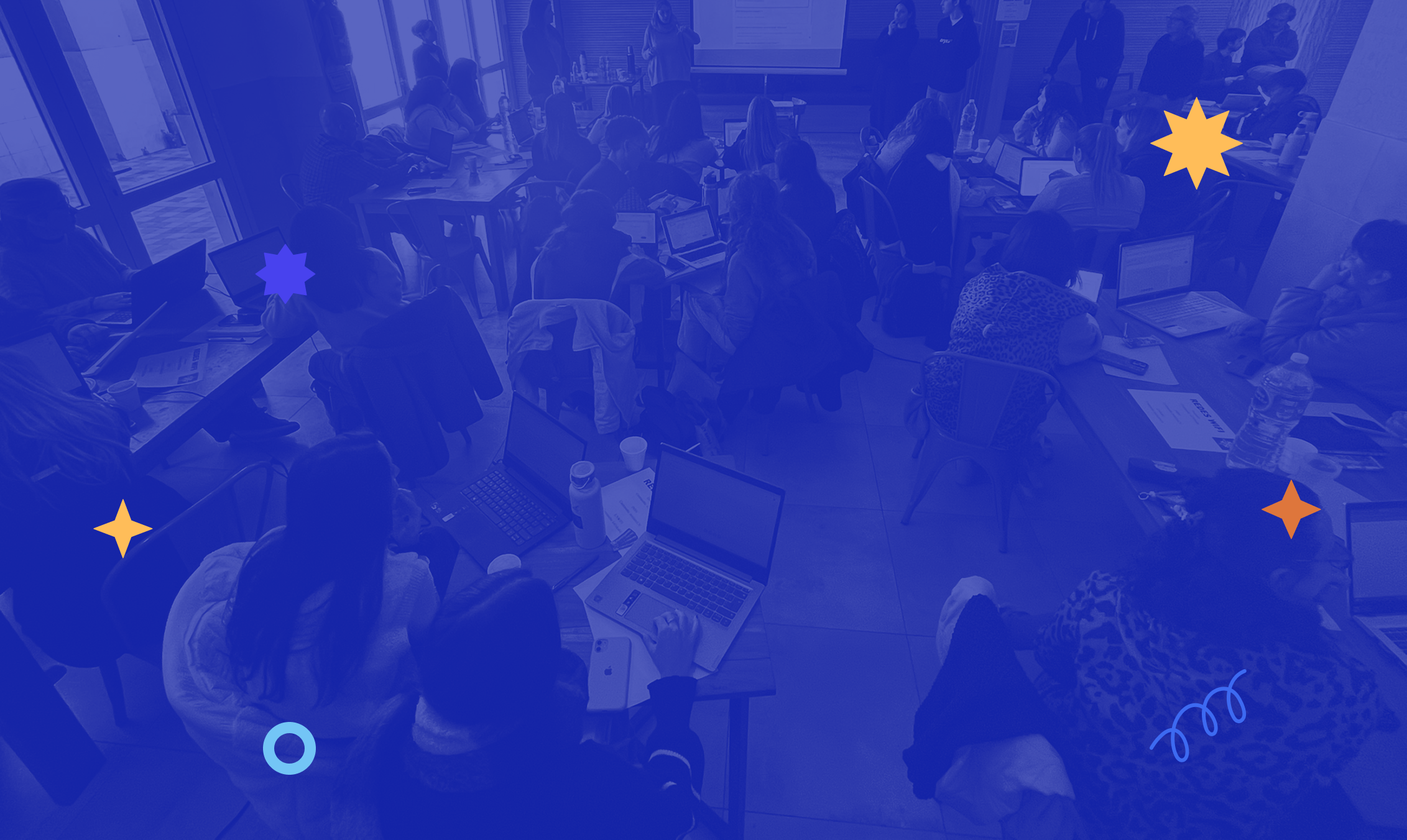 Docentes trabajando en el aula